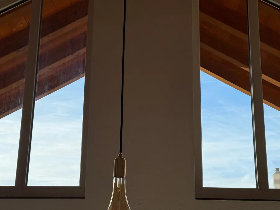 Giebelfenster mit Schlieren und Grauschleier vor der Reinigung